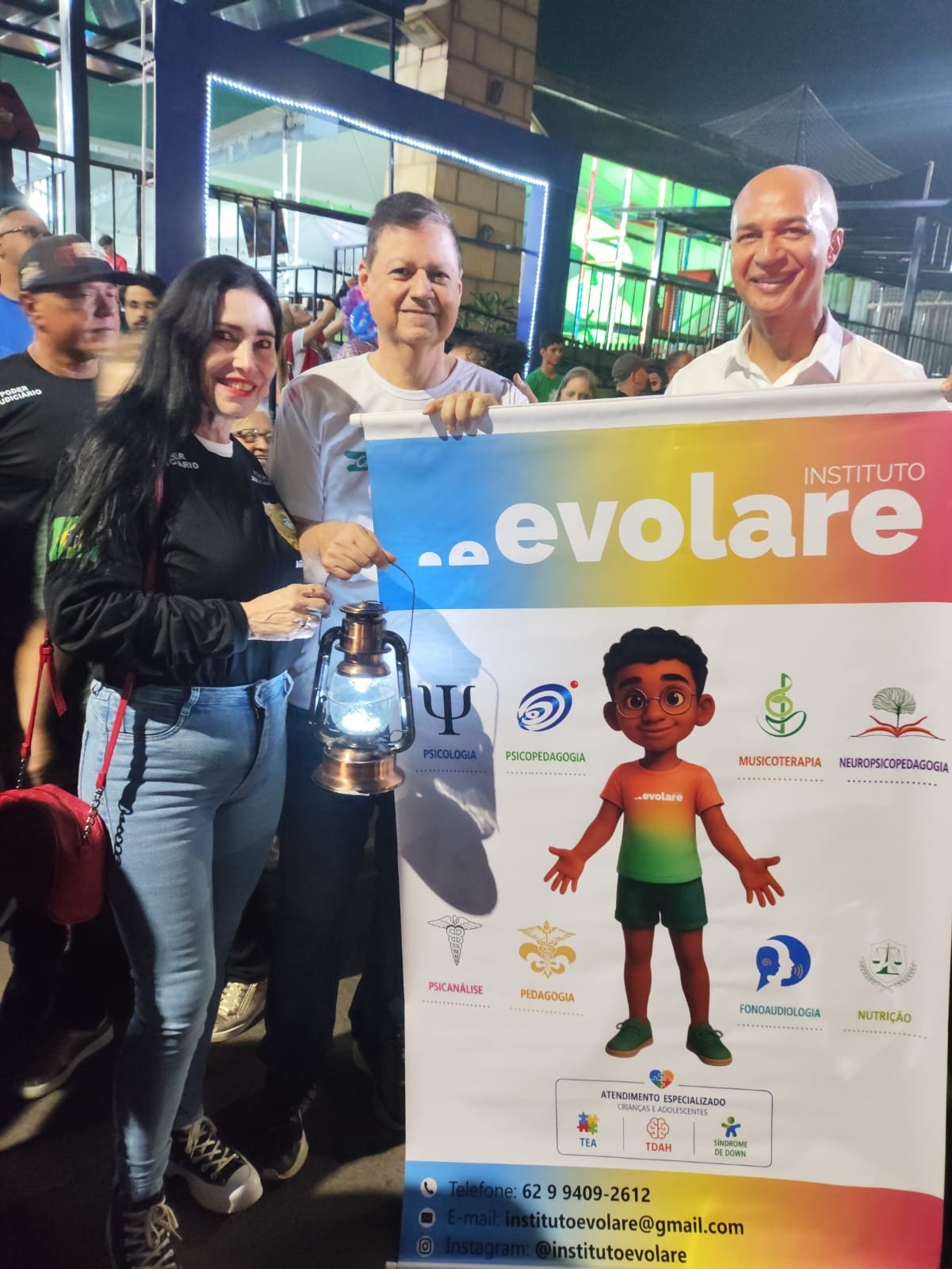 Equipe do Instituto Evolare com a bandeira na Passeata pela Paz 2026