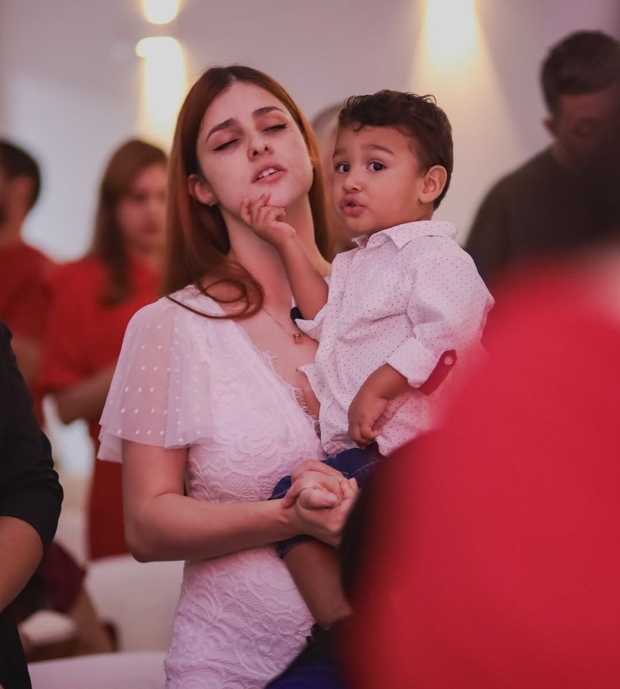Mãe e filho em evento